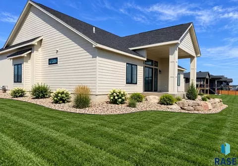 Exterior - 5501 E Morningside Cir, Sioux Falls, SD 57110 photo 4 of 7