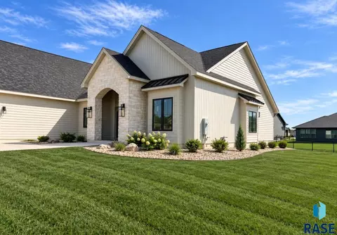 Exterior - 5501 E Morningside Cir, Sioux Falls, SD 57110 photo 2 of 7