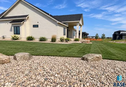 Exterior - 5501 E Morningside Cir, Sioux Falls, SD 57110 photo 3 of 7