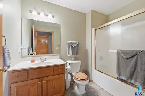 Bath - 45 Golf Dr, Wentworth, SD 57075 photo 3 of 4