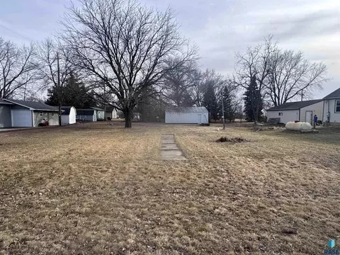 541 1st Ave, Chancellor, SD 57015