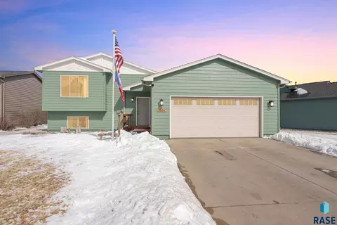 3904 W 93rd St, Sioux Falls, SD 57108