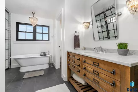 Bath - 221 E 14th St, Sioux Falls, SD 57104 photo 4 of 6