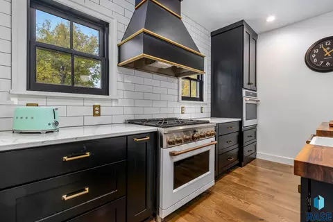 Kitchen - 221 E 14th St, Sioux Falls, SD 57104 photo 4 of 6