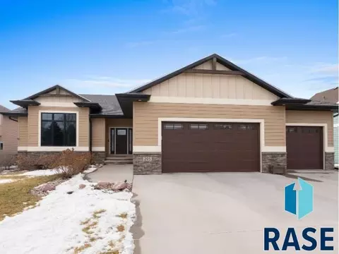205 N Fairway Dr, Brandon, SD 57005