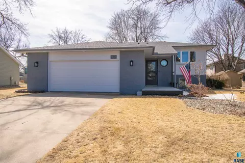 2309 S Dover Dr, Sioux Falls, SD 57106
