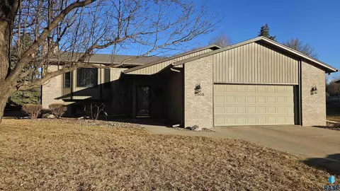 2805 S Whetstone Cir, Sioux Falls, SD 57103