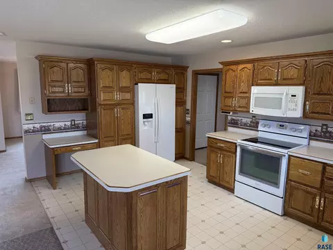 Kitchen - 308 E Wagner St, Marion, SD 57043 photo 3 of 4