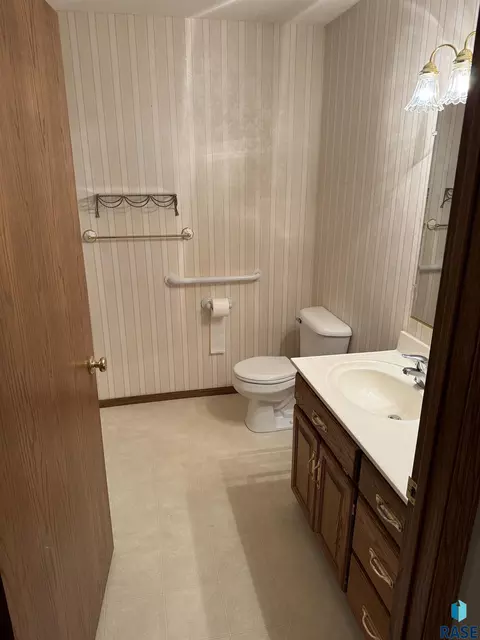 Bath - 308 E Wagner St, Marion, SD 57043 photo 1 of 6