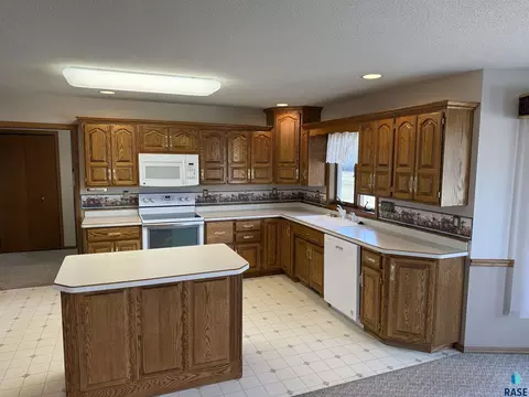 Kitchen - 308 E Wagner St, Marion, SD 57043 photo 2 of 4