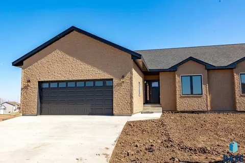 704 W Opal Ln, Hartford, SD 57033