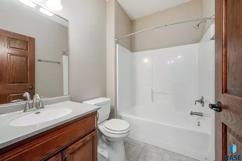 Bath - 1909 S Firefly Dr, Sioux Falls, SD 57110 photo 3 of 3