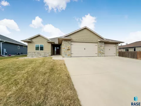 Exterior - 1909 S Firefly Dr, Sioux Falls, SD 57110 photo 2 of 6