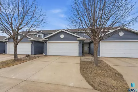 1213 N Pekin Pl, Sioux Falls, SD 57107