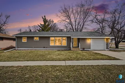 504 N Chicago Ave, Madison, SD 57042