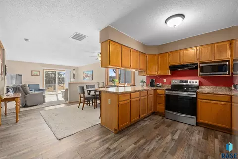 1117 S Newport Pl, Sioux Falls, SD 57106