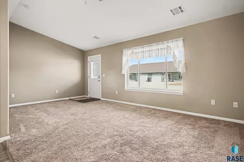 405 S Frank Ave, Garretson, SD 57030 photo 5