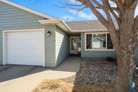 Exterior - 1010 N Crape Pl, Sioux Falls, SD 57107 photo 1 of 3