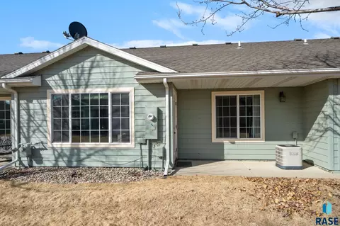 Exterior - 1010 N Crape Pl, Sioux Falls, SD 57107 photo 3 of 3