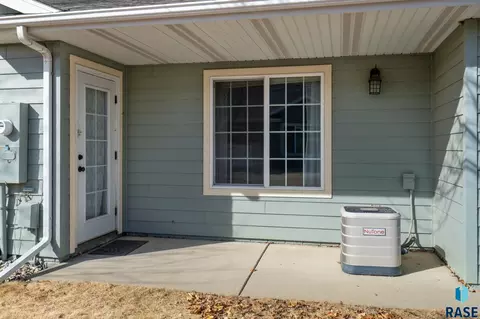 Exterior - 1010 N Crape Pl, Sioux Falls, SD 57107 photo 2 of 3