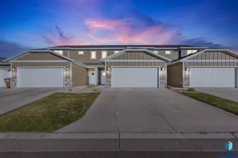 5812 S Whisper Creek Pl, Sioux Falls, SD 57108
