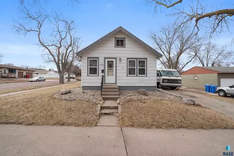 1025 S Wayland Ave, Sioux Falls, SD 57103