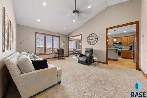 2013 Ridgeway Pl, Pierre, SD 57501 photo 3