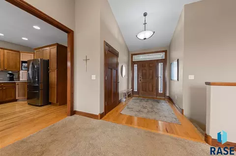 2013 Ridgeway Pl, Pierre, SD 57501 photo 2