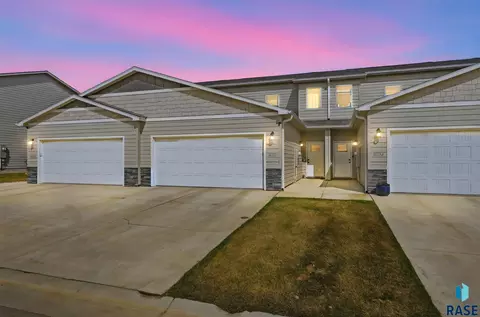 8032 E Tencate Pl, Sioux Falls, SD 57110