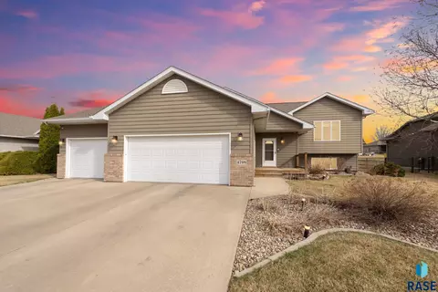 4708 E Tiger Lilly St, Sioux Falls, SD 57110