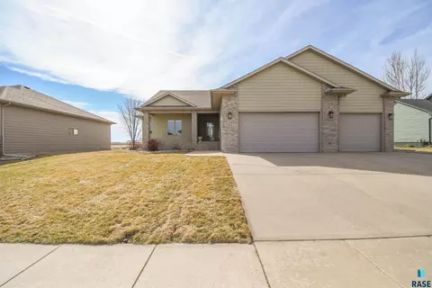 601 Emmett Trl, Harrisburg, SD 57032