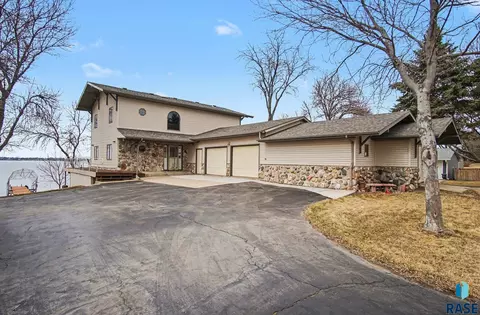 6797 Zimmerman Dr, Wentworth, SD 57075