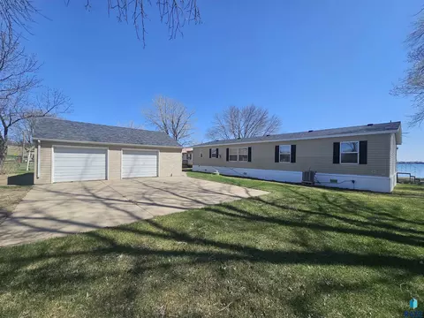 3441 N Shore Dr, Wentworth, SD 57075
