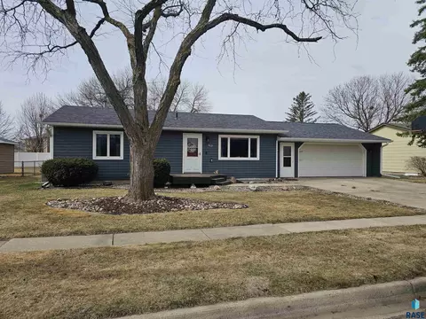 913 S Tracy Dr, Brandon, SD 57005