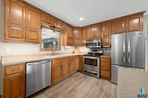 913 S Tracy Dr, Brandon, SD 57005 photo 12