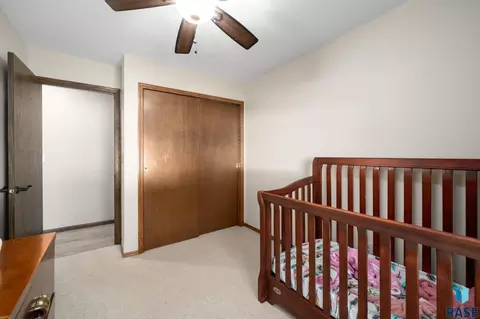 913 S Tracy Dr, Brandon, SD 57005 photo 3