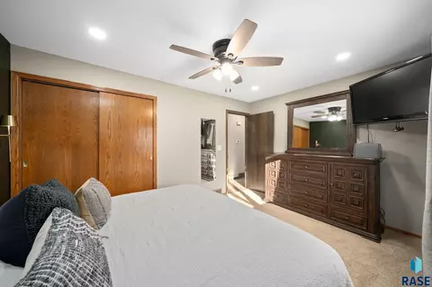 913 S Tracy Dr, Brandon, SD 57005 photo 5