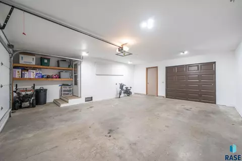 913 S Tracy Dr, Brandon, SD 57005 photo 39