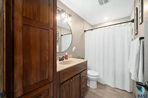 913 S Tracy Dr, Brandon, SD 57005 photo 8