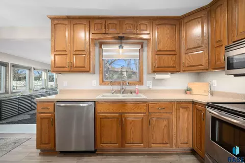 913 S Tracy Dr, Brandon, SD 57005 photo 13