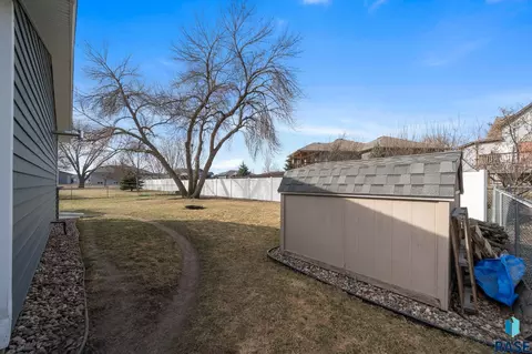 913 S Tracy Dr, Brandon, SD 57005 photo 41