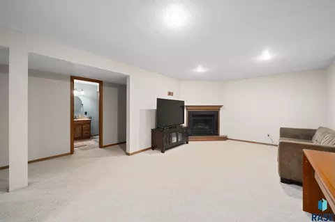 913 S Tracy Dr, Brandon, SD 57005 photo 33