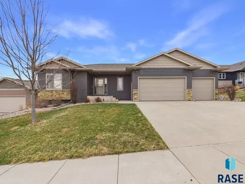 713 N Garnet Cir, Brandon, SD 57005