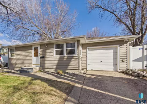 2304 W 18th St, Sioux Falls, SD 57104