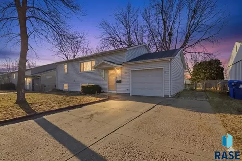 3921 E Claudette Dr, Sioux Falls, SD 57103