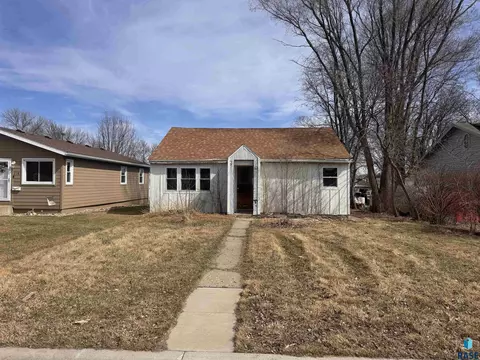 316 N Catherine Ave, Madison, SD 57042