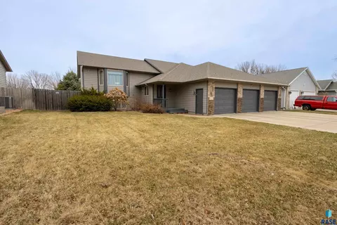 612 N Sandberg Dr, Sioux Falls, SD 57110