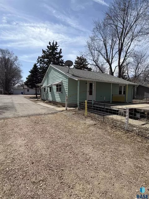 2108 E 30th St N, Sioux Falls, SD 57104 photo 2