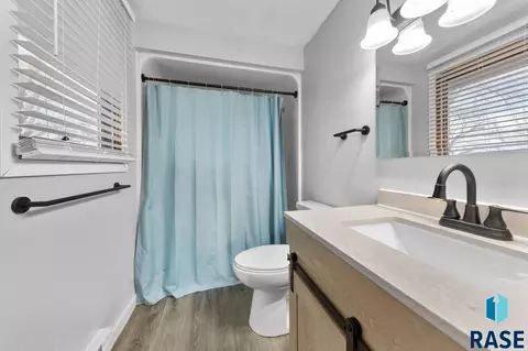 Bath - 2415 E Franklin St, Pierre, SD 57501 photo 2 of 3