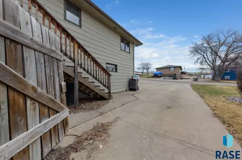Exterior - 2415 E Franklin St, Pierre, SD 57501 photo 2 of 2